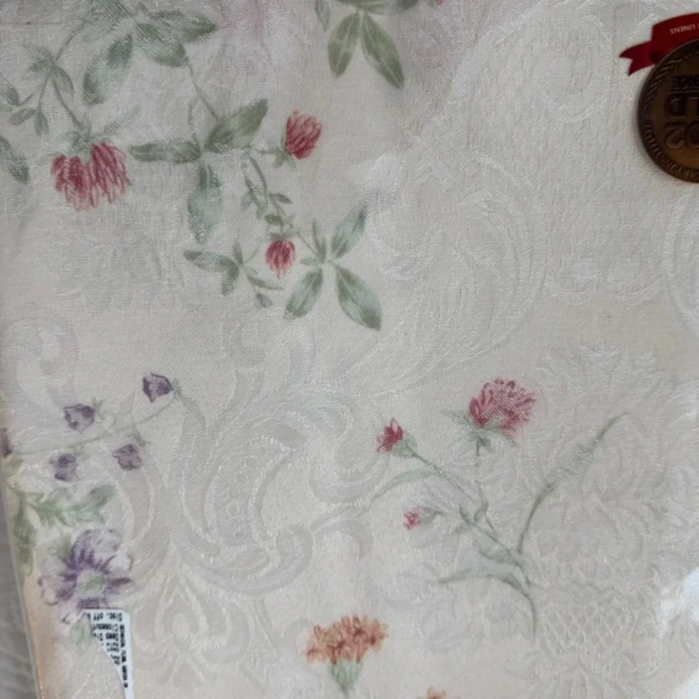 Wilton Court Botanical Floral Tablecloth‎ Rectangle 60x104 Cream Damask Banquet